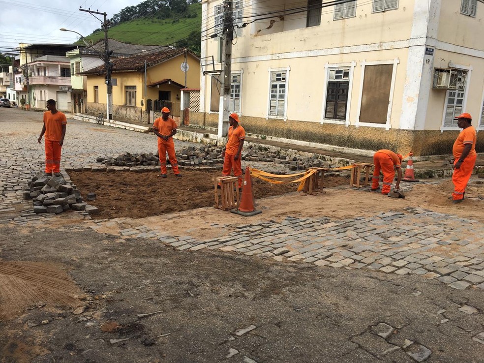 No distrito de Venâncio, enxurrada arrancou paralepípedos. — Foto: Divulgação/Prefeitura de Itaperuna