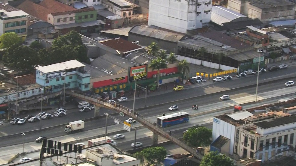 Carros da polícia estacionados na Avenida Brasil para operação na Maré — Foto: Reprodução/TV Globo