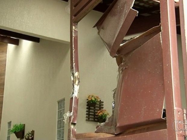 Portão de casa invadida por engano por policiais federais ficou danificado em Anápolis, Goiás (Foto: Reprodução/TV Anhanguera)