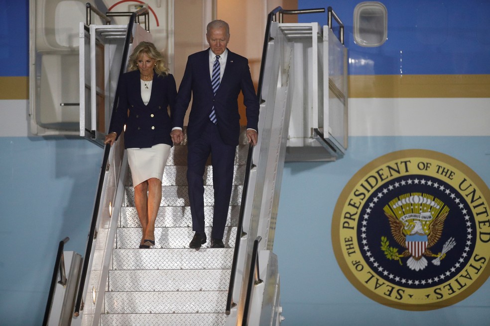 Joe Biden e sua esposa Jill desembarcam no aeroporto da Cornualha, no Reino Unido, na primeira viagem internacional do presidente — Foto: Reuters/Phil Noble