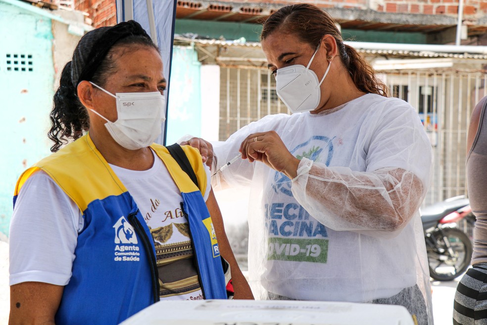 Mulher é vacinada contra Covid-19 em ponto itinerante da prefeitura do Recife — Foto: Ikamahã/Secretaria de Saúde do Recife