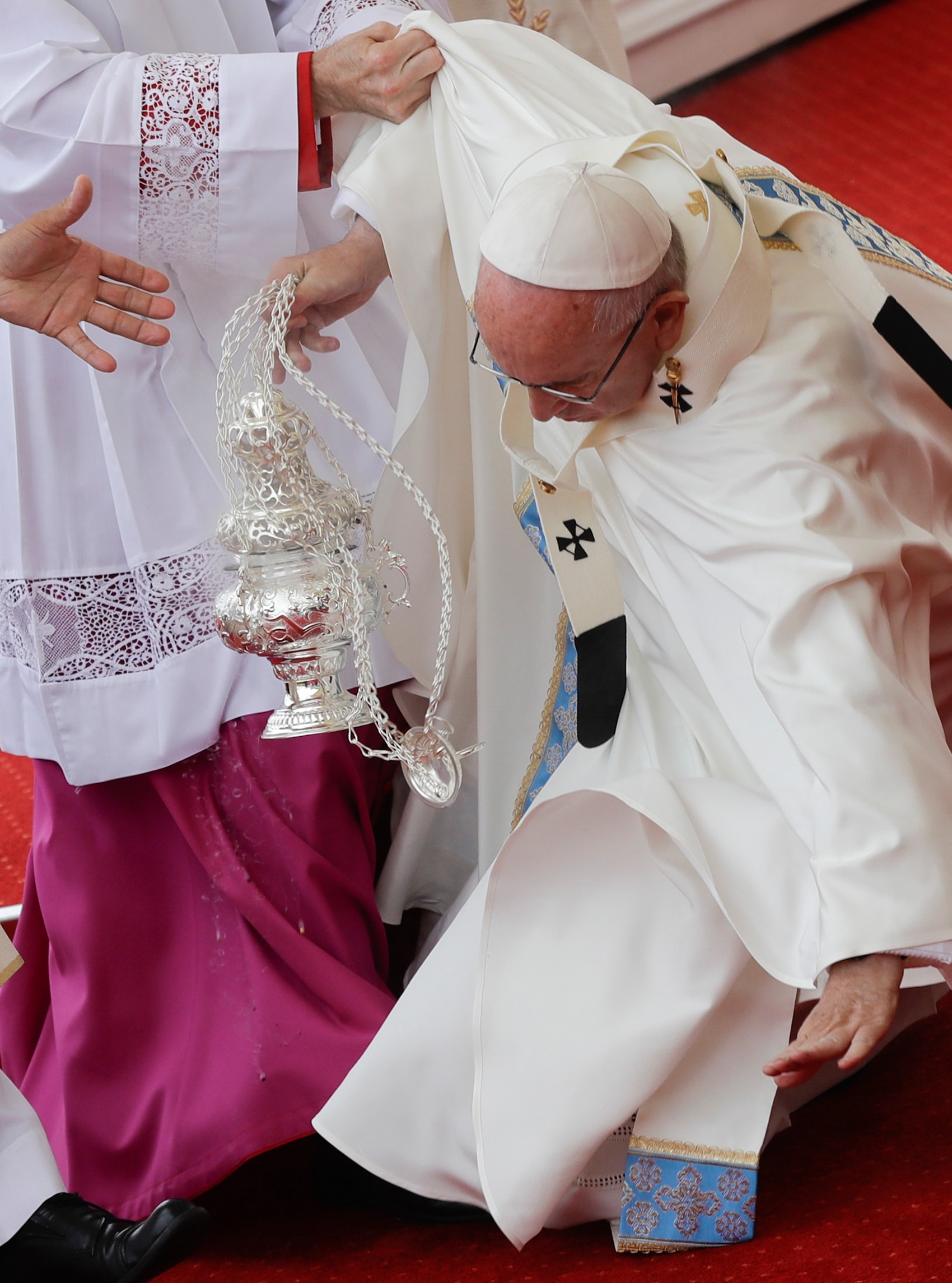 Papa Francisco recebeu ajuda de bispos e padres para se levantar após cair durante missa (Foto: Gregorio Borgia/AP)