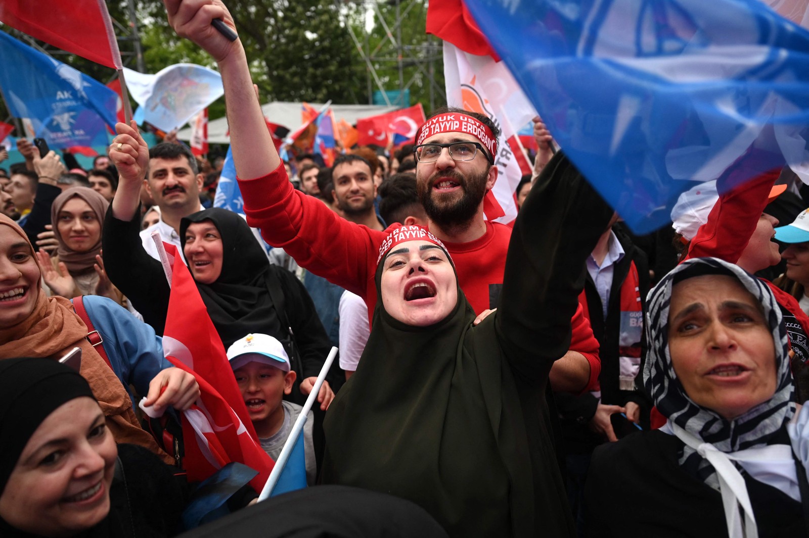Apoiadores do presidente turco Recep Tayyip Erdogan agitam bandeiras em frente à sede do Partido AK em Istambul no dia do segundo turno presidencial em Istambul. — Foto: OZAN KOSE / AFP