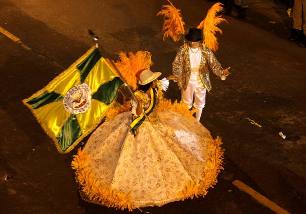 Mestre-sala e porta-bandeira da escola de Samba Unidos da Brasília, de Cametá, desfila no carnaval de 2012. — Foto: Rodolfo Oliveira/Agência Pará