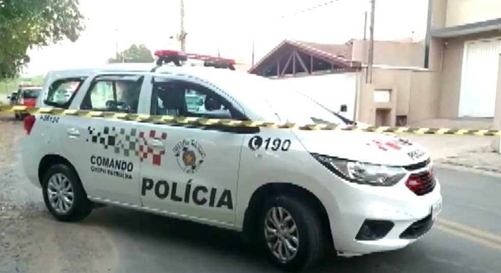 Viatura da Pol&iacute;cia Militar em frente ao local de uma ocorr&ecirc;ncia em S&atilde;o Paulo. &mdash; Foto: Nivaldo Veloz/ R&aacute;pido no Ar