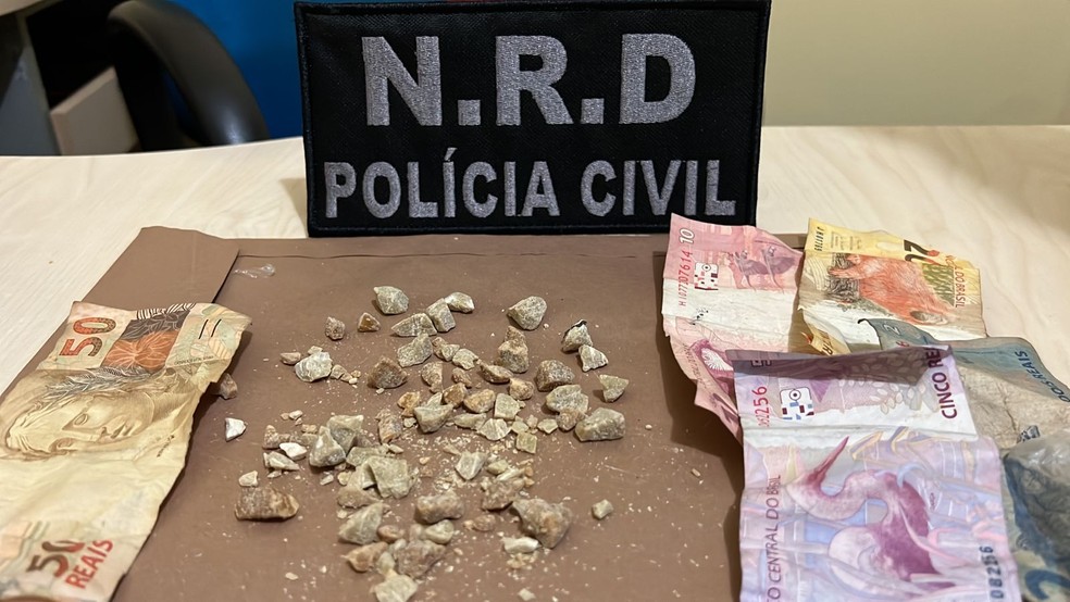 Material apreendido com homem que estava vendendo drogas no cemitério de Santarém — Foto: NRD/Polícia Civil