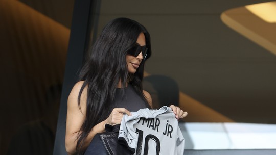 Com fama de pé frio, Kim Kardashian ‘perde’ mais uma e aparece arrasada com camisa de Neymar durante derrota do PSG 