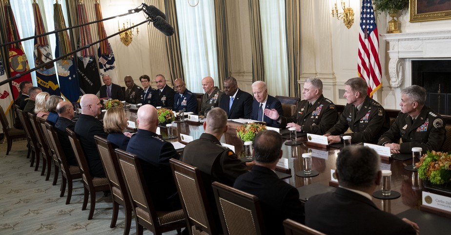 O presidente americano Joe Biden se reúne com conselheiros do Estado-Maior na Casa Branca para tratar das questões militares do país