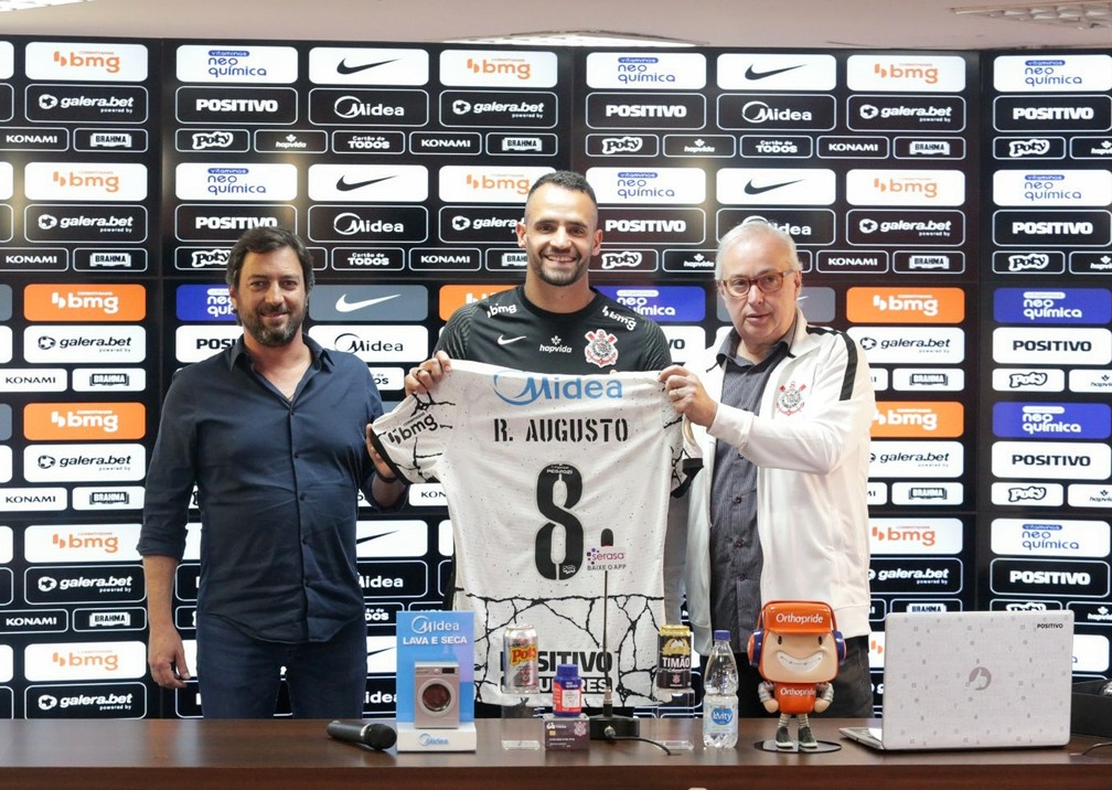 Renato Augusto  apresentado e recebe a camisa 8 do Corinthians  Foto: Rodrigo Coca / Ag.Corinthians