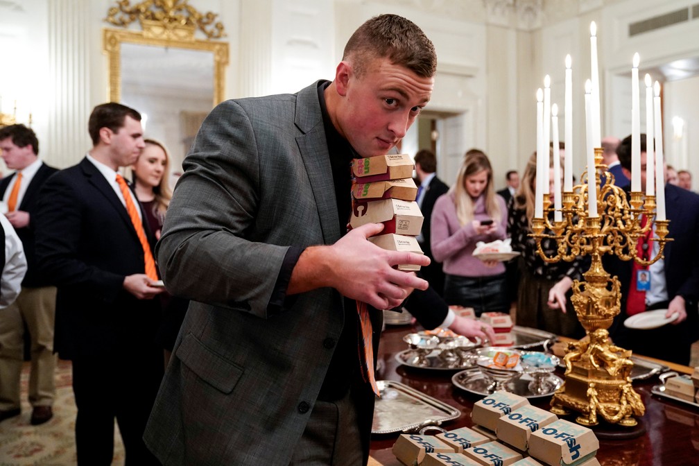 Jogador do Clemson pega hambúrgueres em jantar nesta segunda-feira (14) na Casa Branca — Foto: Joshua Roberts/Reuters
