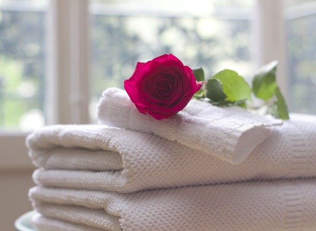Esse tipo de dobra de toalha de banho ajuda a ganhar espaço no armário (Foto: Pixabay / CreativeCommons)