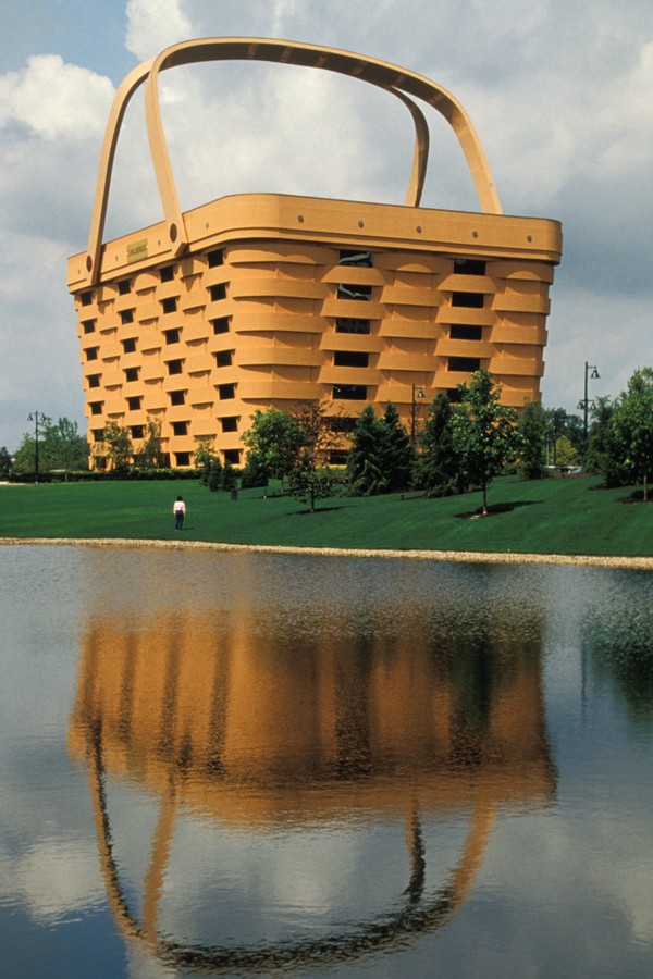 Ohio, Newark, Seven Story Basket-Shaped Headquarters Of Longaberger Handcrafted Baskets. (Photo by: Jeff Greenberg/Universal Images Group via Getty Images) (Foto: Universal Images Group via Getty)