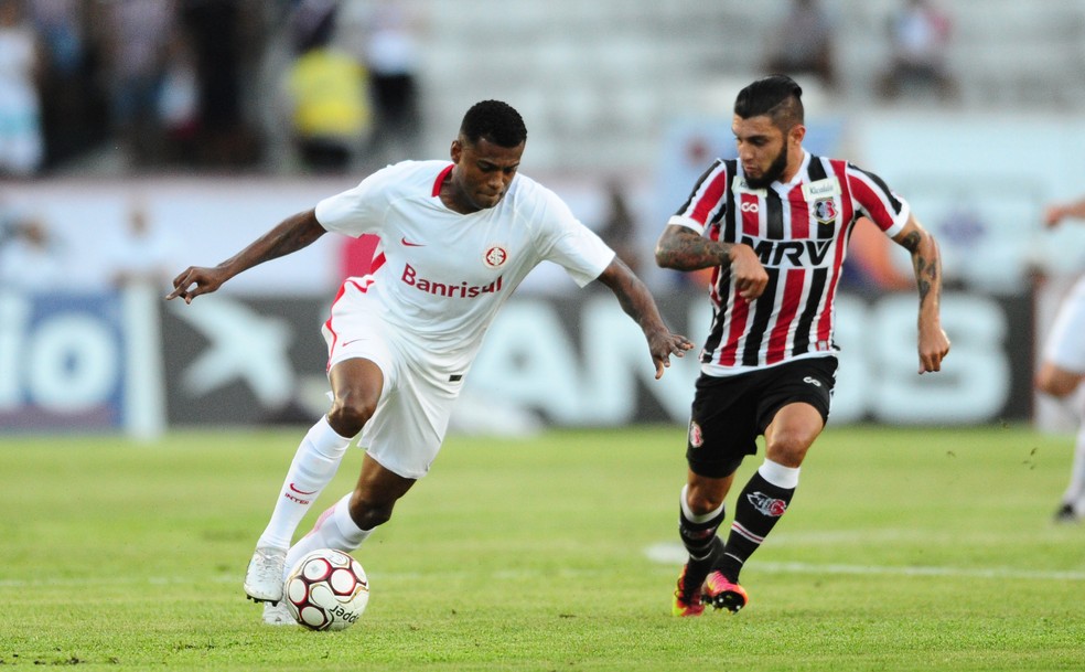 Cirino, em ação pelo Inter contra o Santa Cruz, no Arruda (Foto: Ricardo Duarte / Inter, DVG)