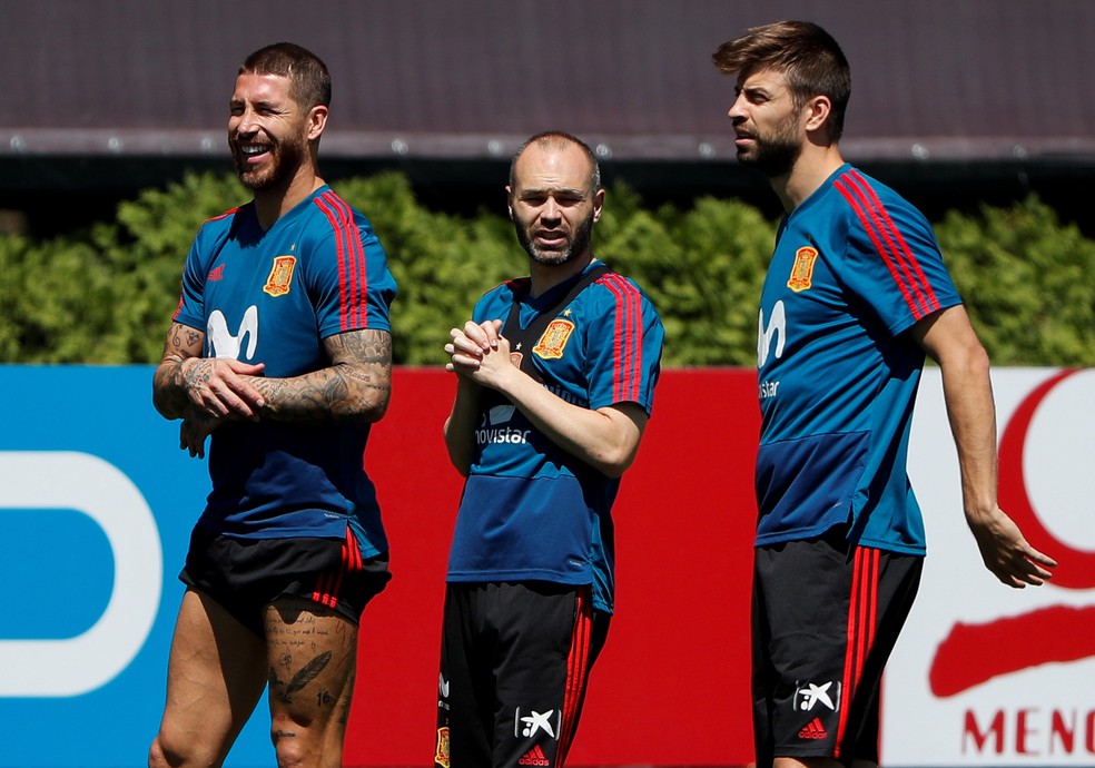 Sergio Ramos, Iniesta e Piqué em treino da Espanha na Rússia (Foto: Javier Etxezarreta \ EFE)