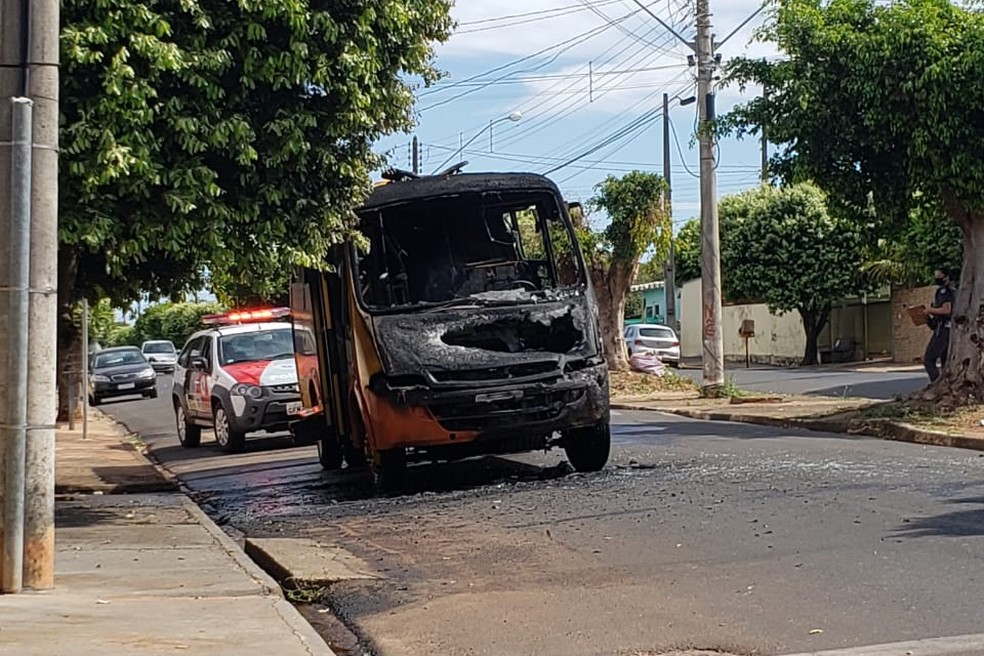 Incêndio em micro-ônibus mobiliza o Corpo de Bombeiros em Martinópolis — Foto: Regina Marson Batista 