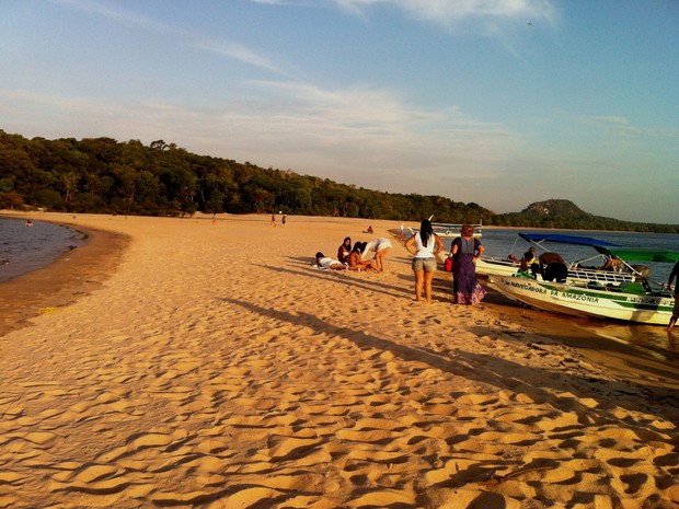 Na praia do Cururu, ponta de areia divide lado mais agitado do mais calmo, do rio Tapajós (Foto: Luana Leao/G1)