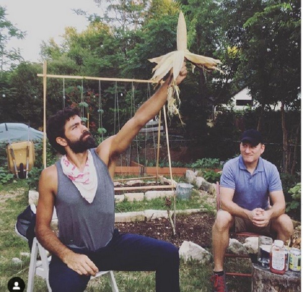 O ator Adrian Grenier em sua fazenda no Texas (Foto: Instagram)