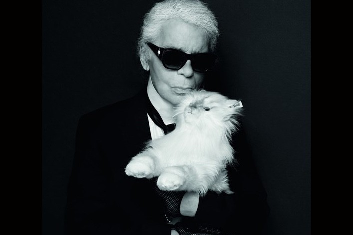 Karl Lagerfeld posa com a versão de pelúcia do gato Choupette (Foto: Divulgação)