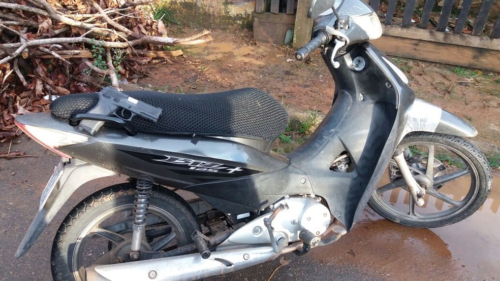 Moto com restrição de roubo foi apreendida (Foto: Divulgação Polícia Civil)