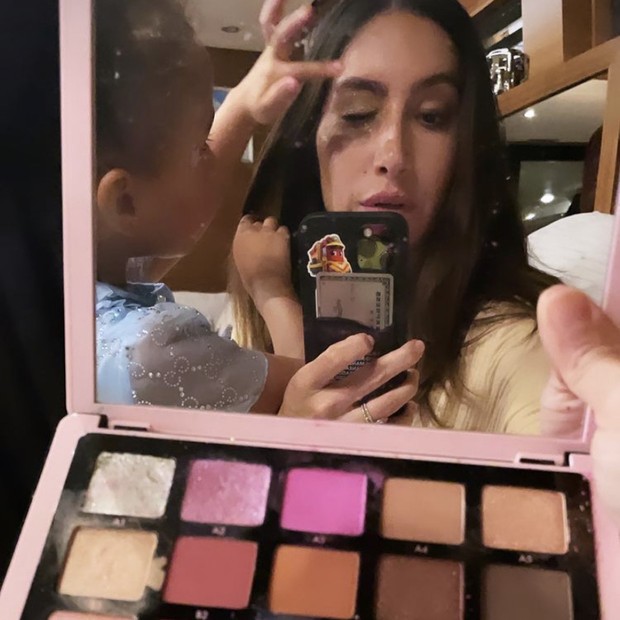 Filha de Chrissy Teigen e John Legend, Luna ataca de maquiadora no réveillon (Foto: Reprodução/Instagram)