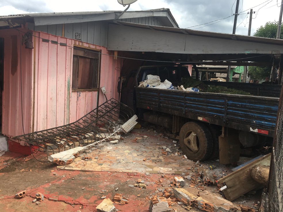 Antes de bater na casa, caminhão atropelou duas crianças que passavam pela calçada, na tarde deste domingo (21), em Guarapuava (Foto: Giovan Valiati/RPC)