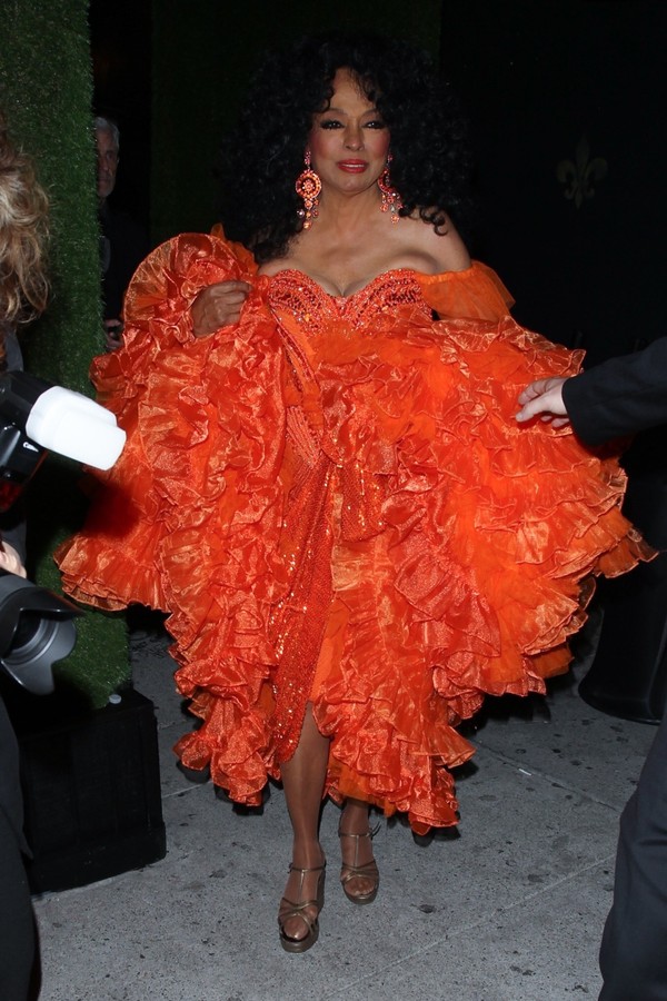 Diana Ross chega em sua festa de aniversário. A cantora competou 75 anos esta semana. (Foto: HEDO / BACKGRID)