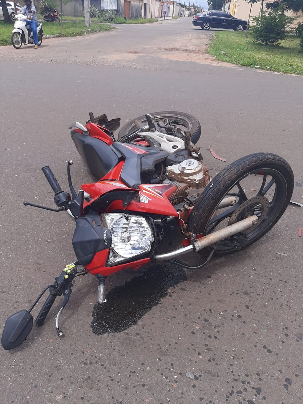 Vítimas estavam na moto e tiveram escoriações — Foto: Divulgação