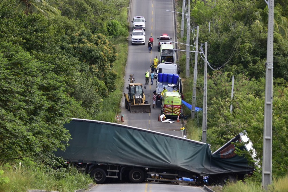 Carreta carregada de produtos químicos tombou e bloqueou via em Parnamirim, na região metropolitana de Natal — Foto: Pedro Vitorino
