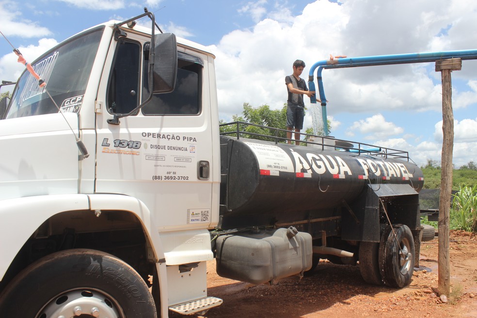 Abastecimento ocorre com caminhão-pipa em cidades do interior do Ceará — Foto: Catarina Costa/G1