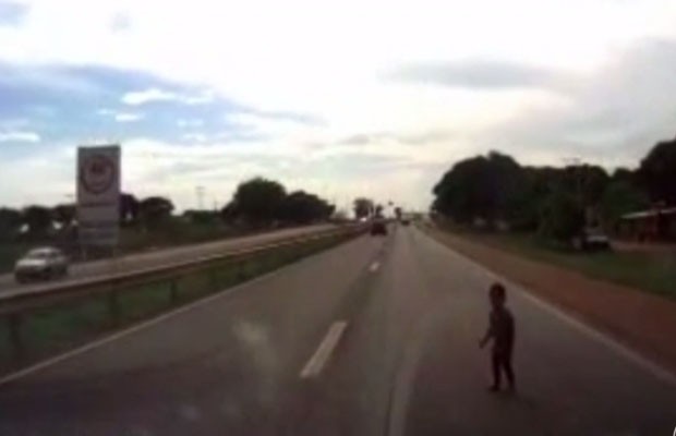 Criança caminhou até praticamente o meio da rodovia (Foto: Reprodução/TV Anhanguera)