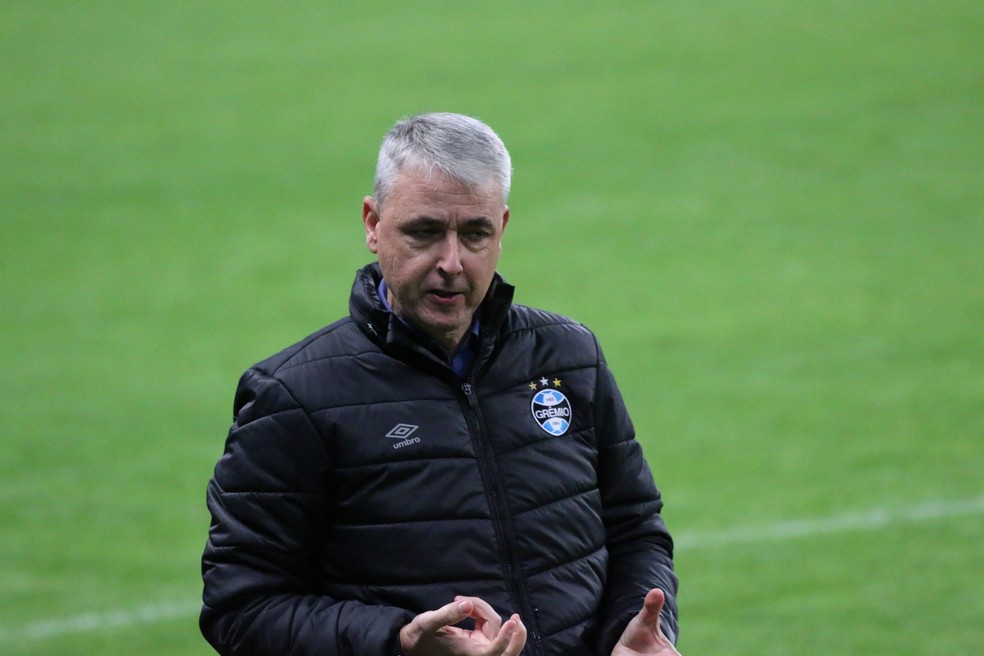 Tiago Nunes mantém o crédito junto à direção do Grêmio — Foto: Tomás Hammes