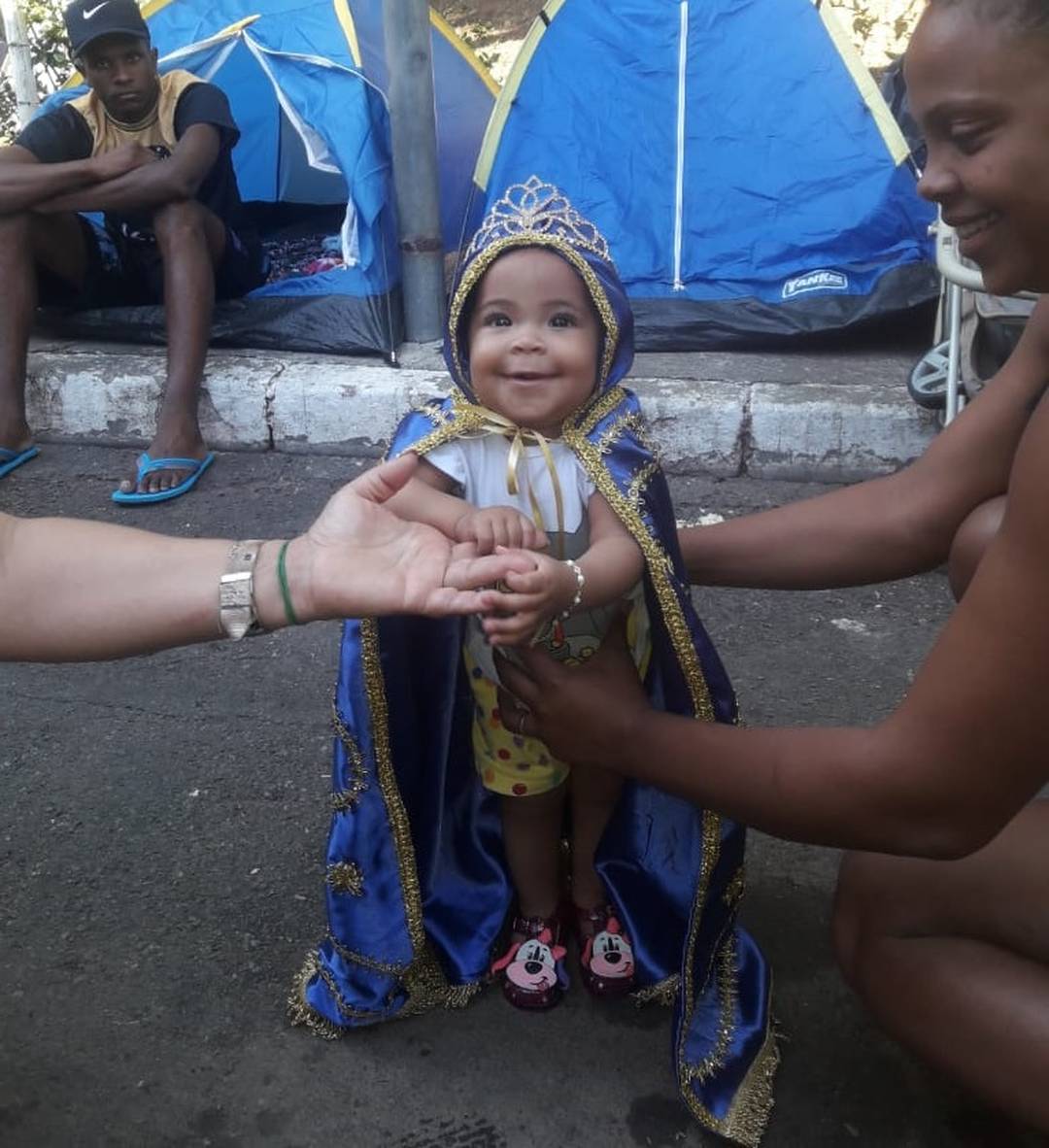 Márcia Maria dos Reis, de Matipó, levou a filha Aila Aparecida de 6 meses vestida em homenagem Á pADROEIRA