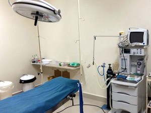 Centro cirúrgico em Bernardino de Campos custou R$ 250 mil e não funciona (Foto: Adolfo Lima/TV TEM)