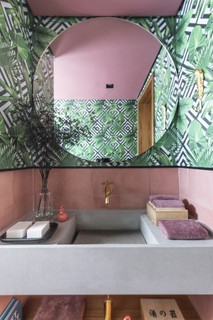 Com tons de verde e rosa, o ambiente tem uma paleta mais tropical e divertida. Projeto do arquiteto Luciano Dalla Marta