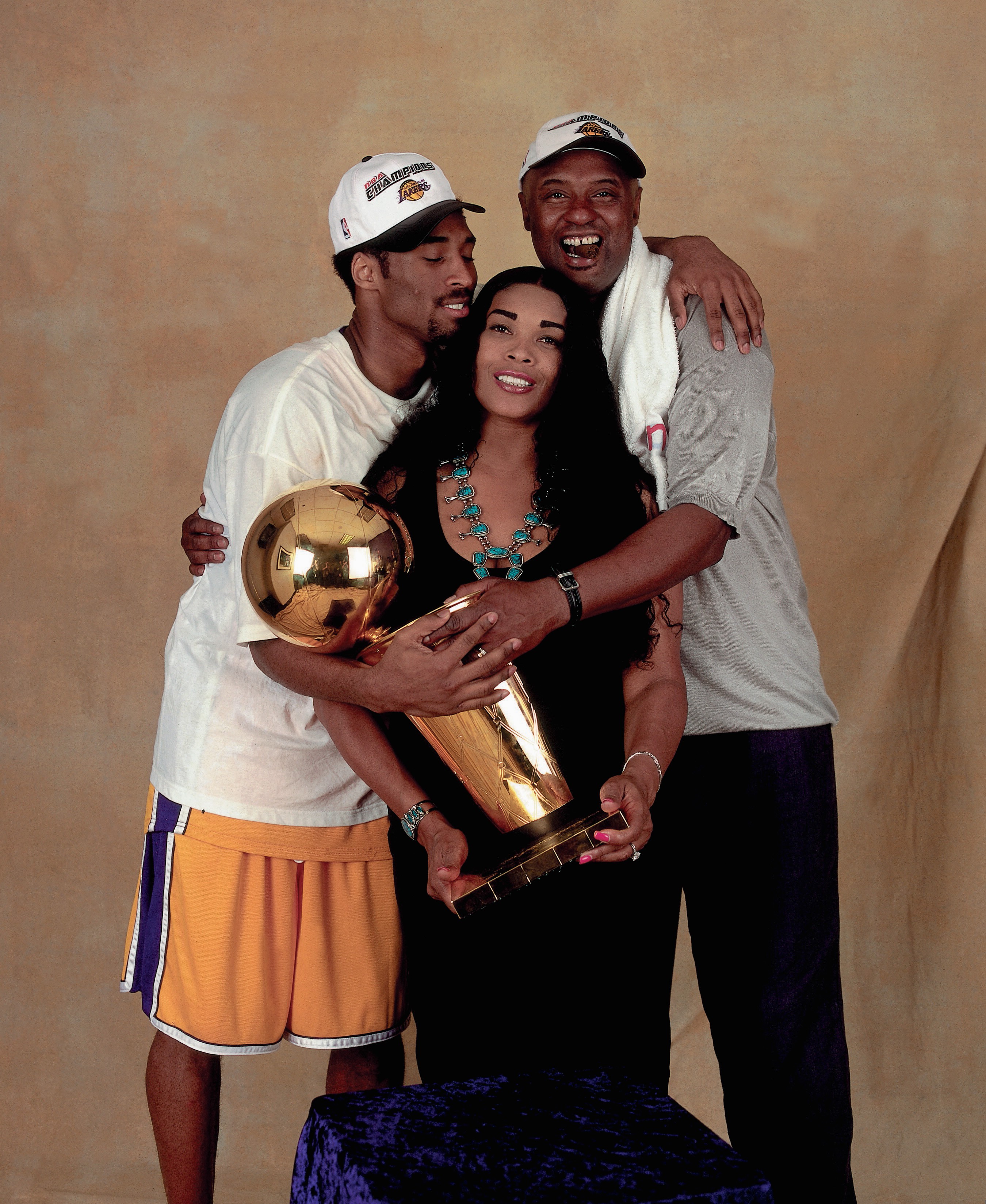 Kobe Bryant (1978-2020) com os pais em foto celebrando o título da NBA em junho de 2000 (Foto: Getty Images)