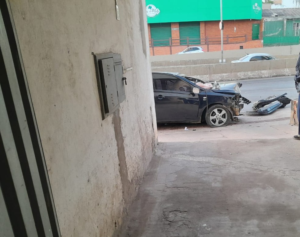 Duas pessoas morreram em acidente em Cuiabá — Foto: Cinthya Rocha
