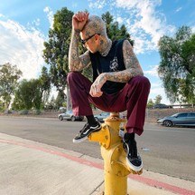 Travis Barker em look do último ano, após adotar stylist — Foto: Reprodução/Instagram
