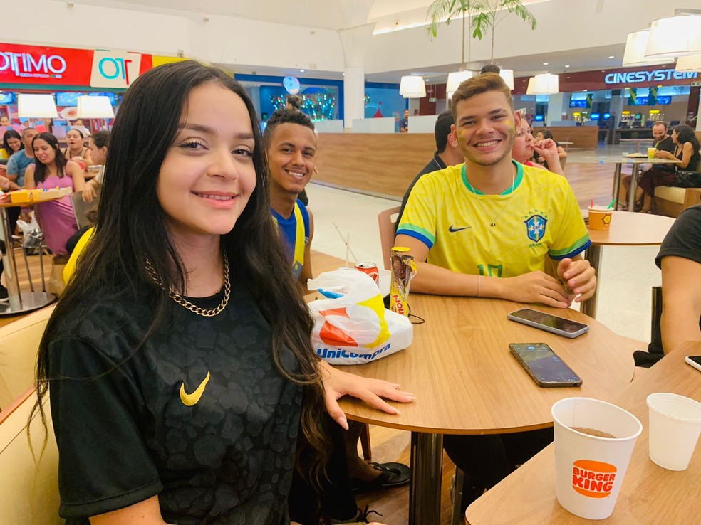 Giovana Oliveira trabalha no Parque Shopping Maceió e conseguiu parar durante a esteia do Brasil na Copa do Mundo para assistir ao jogo — Foto: Vivi Leão/g1