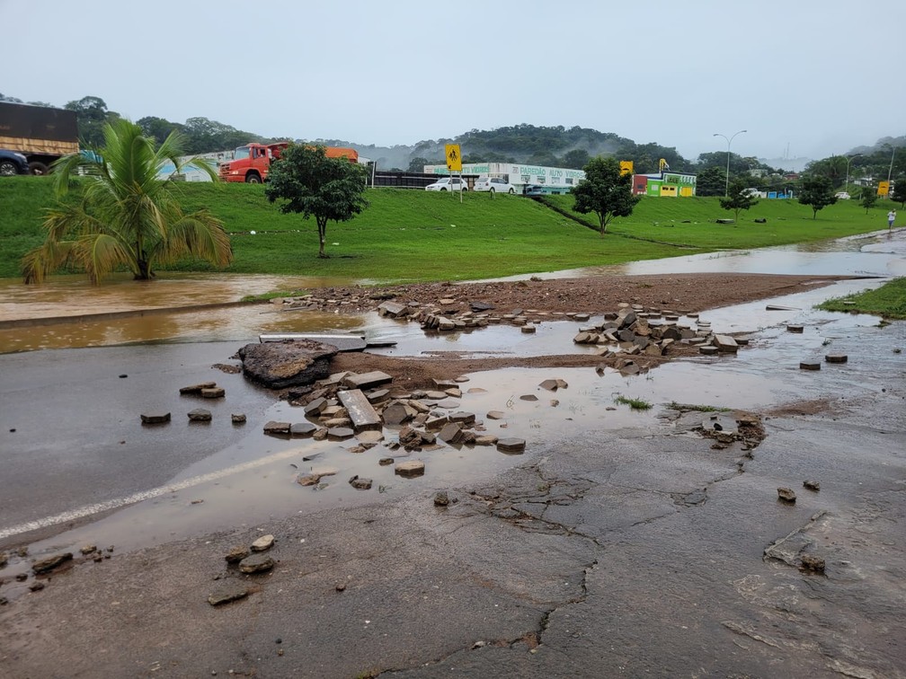 Asfalto quebrado durante enchente em Ouro Preto do Oeste, RO — Foto: Rauã Araújo/Rede Amazônica 