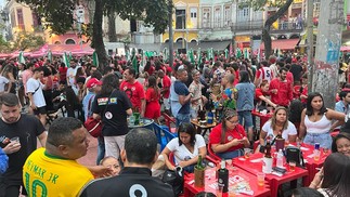 Apuração dos votos reúne eleitores de Lula e Bolsonaro no Largo Francisco da Prainha — Foto: Guito Moreto