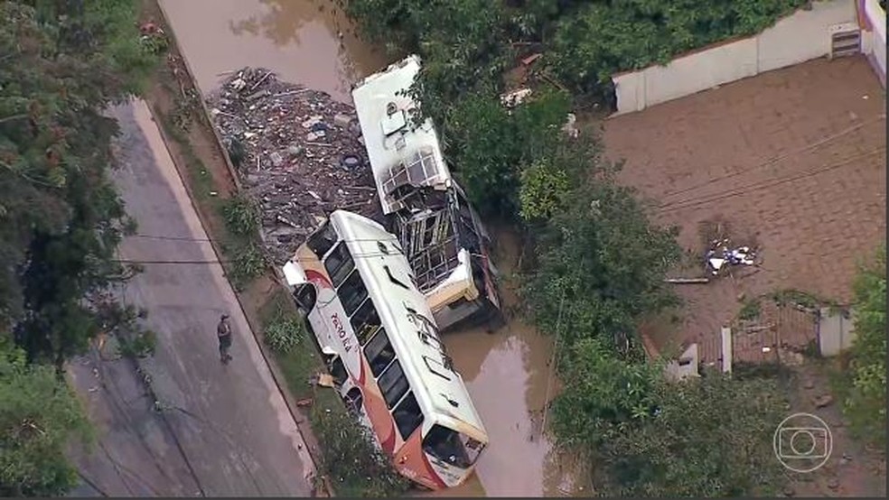 Ônibus foram jogados em Rio em Petrópolis — Foto: Reprodução/TV Globo