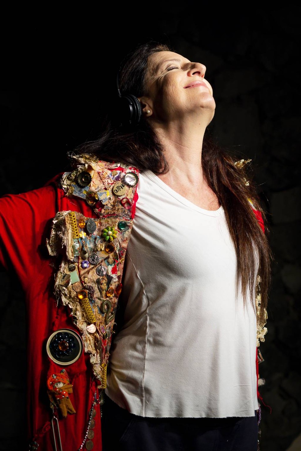 Clarice Niskier em cena no monólogo 'A esperança na caixa de chicletes ping pong' — Foto: Zé Rendeiro / Divulgação