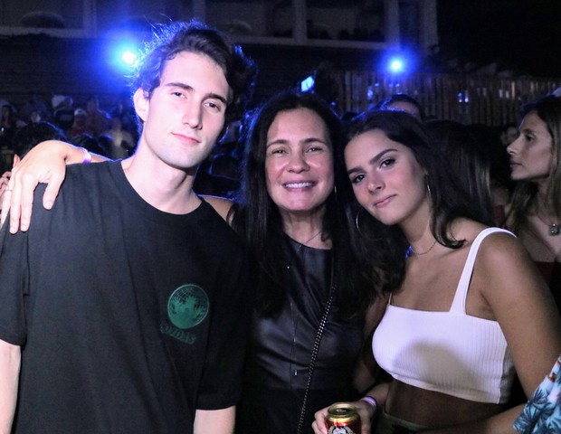 Adriana Esteves em show de Anitta com o filho, Felipe Ricca, e a nora, Flavia Mekler (Foto: Beatriz Damy / AgNews )