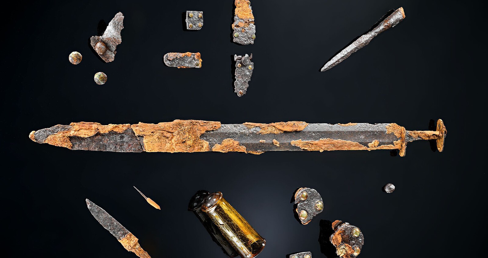Armas e joias da Idade Média encontradas no sudoeste da Alemanha, perto do rio Danúbio (Foto: Secretaria Estadual de Preservação de Monumentos do RPS / Yvonne Mühleis)