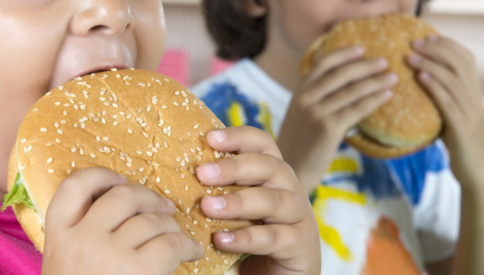 Má alimentação está entre as causas relacionadas ao crescimento da obesidade infantil (Foto: iStock Getty Images)