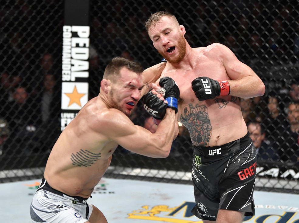 Justin Gaethje golpeia Michael Chandler na sua vitória no UFC 268 — Foto: Getty Images