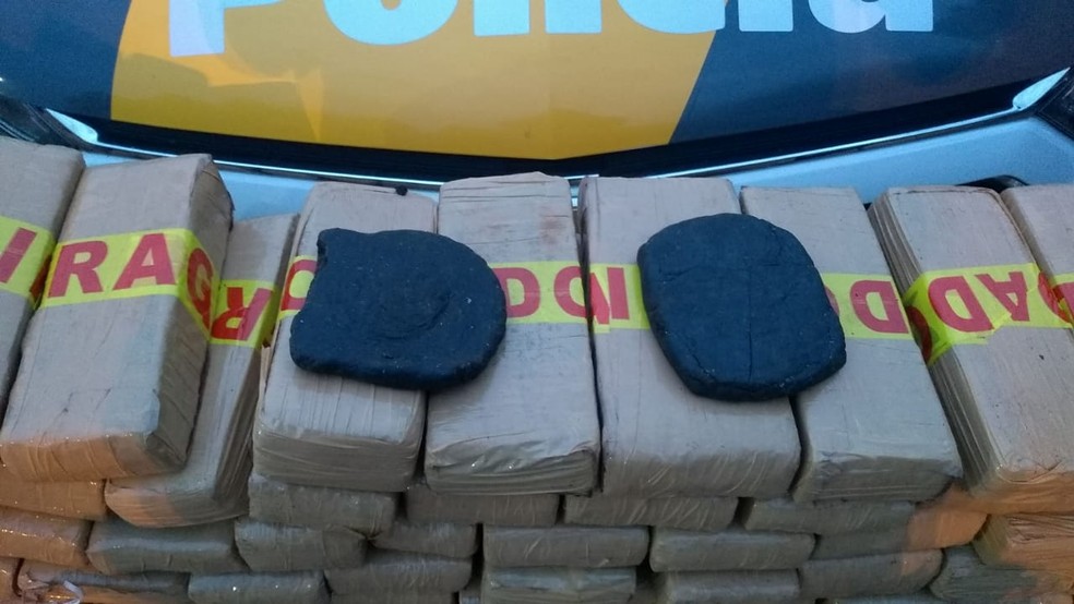 Tijolos de maconha foram apreendidos após abordagem na vicinal em Lins  — Foto: J. Serafim/Divulgação 