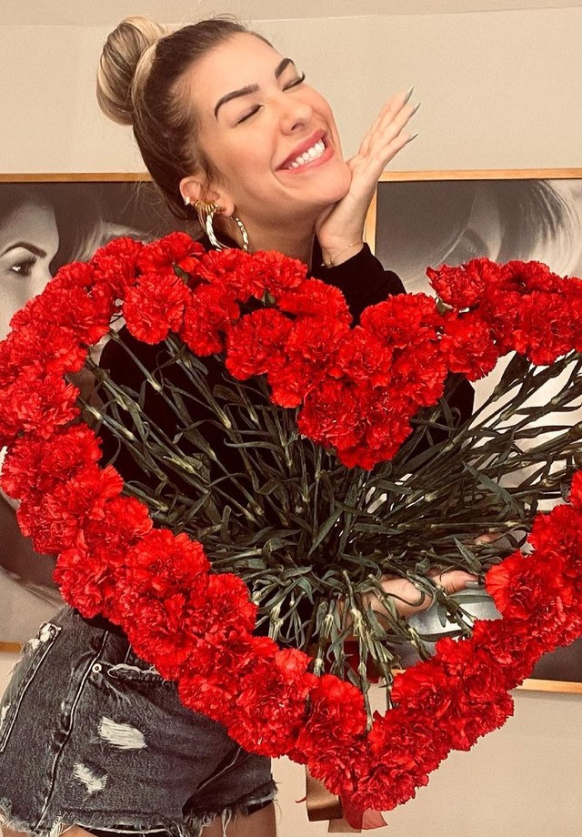 Léo Santana presenteia Lorena Improta com buquê de flores em formato de coração (Foto: Reprodução/Instagram)