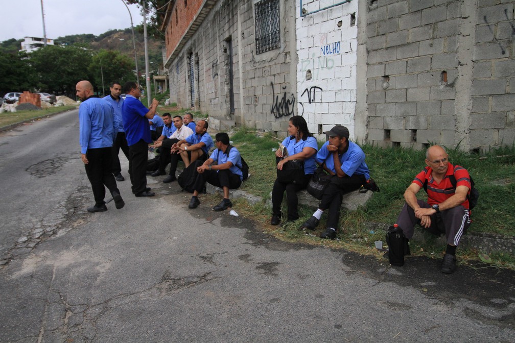 Cerca de 400 da empresa Estrela Azul, entre motoristas e cobradores, fazem uma paralisação na manhã desta segunda-feira (4) no Rio de Janeiro. Entre as reivindicações, estão o pagamento de salários, cesta básica e vale refeição que estão atrasados há quatro meses — Foto:  José Lucena/Futura Press/Estadão Conteúdo