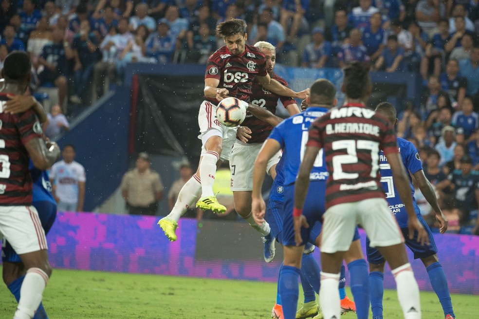 Rodrigo Caio tenta cabeçada: bola aérea do Flamengo não funcionou — Foto: Alexandre Vidal / Flamengo